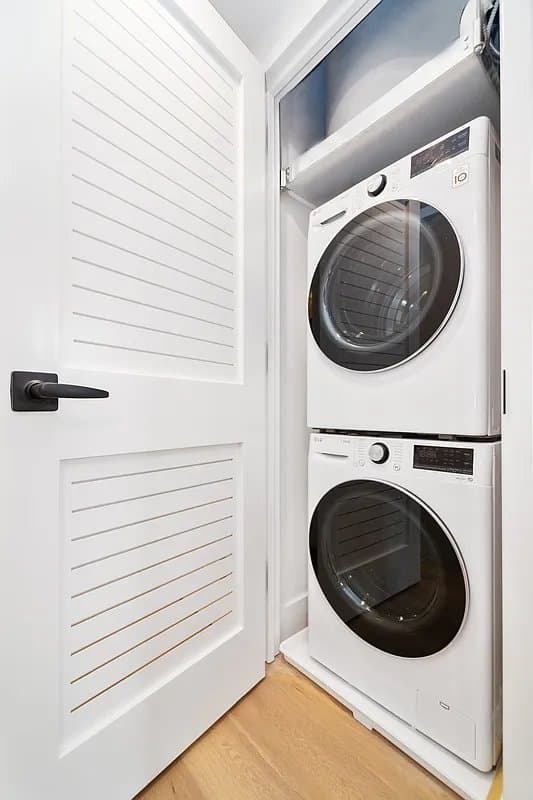 2 bed apartment at 282 Grand Street, Unit 404, Chinatown, photo 5 of 6