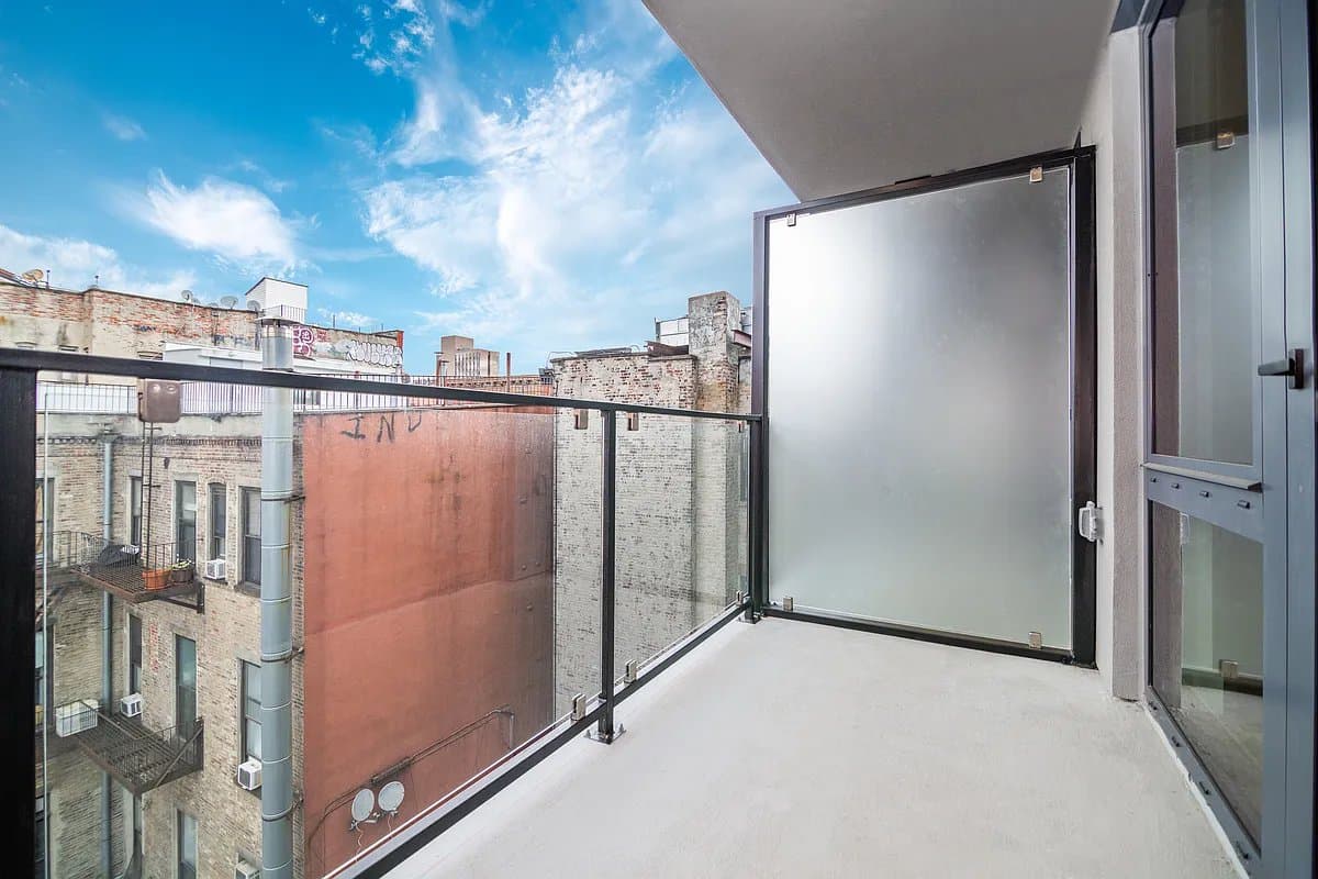2 bed apartment at 282 Grand Street, Unit 404, Chinatown, photo 3 of 6