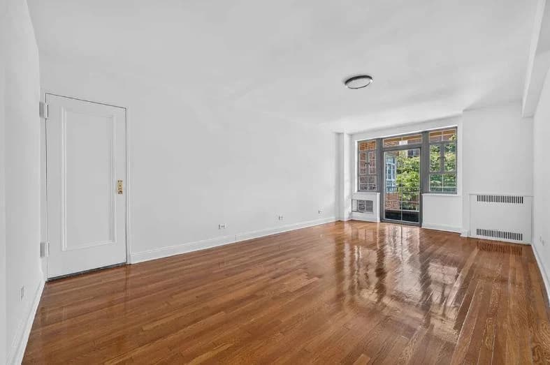 2 bed apartment at 150 Greenway Terrace, Unit 24W, Forest Hills, photo 2 of 19