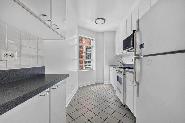 2 bed apartment at 150 Greenway Terrace, Unit 24W, Forest Hills, photo 6 of 19