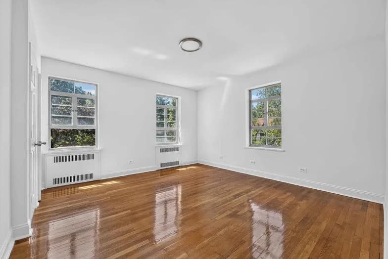 2 bed apartment at 150 Greenway Terrace, Unit 24W, Forest Hills, photo 8 of 19