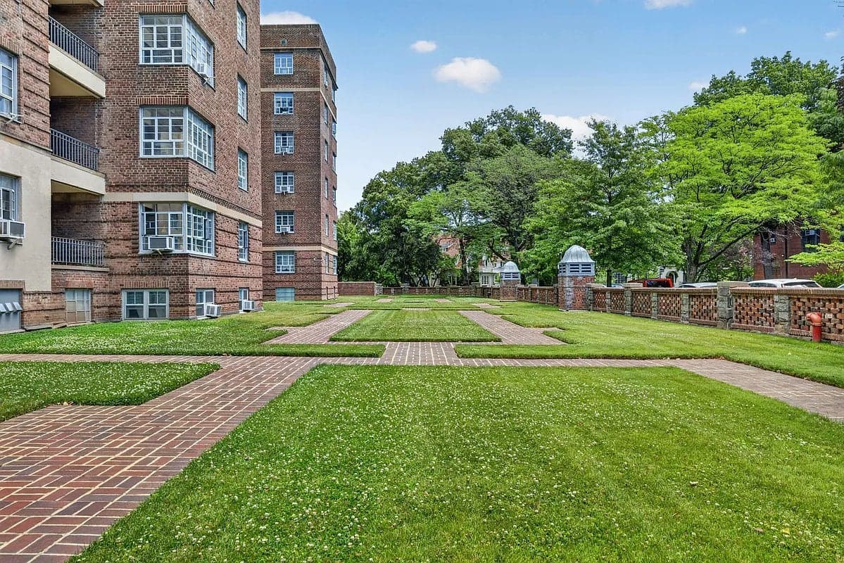 2 bed apartment at 150 Greenway Terrace, Unit 24W, Forest Hills, photo 15 of 19