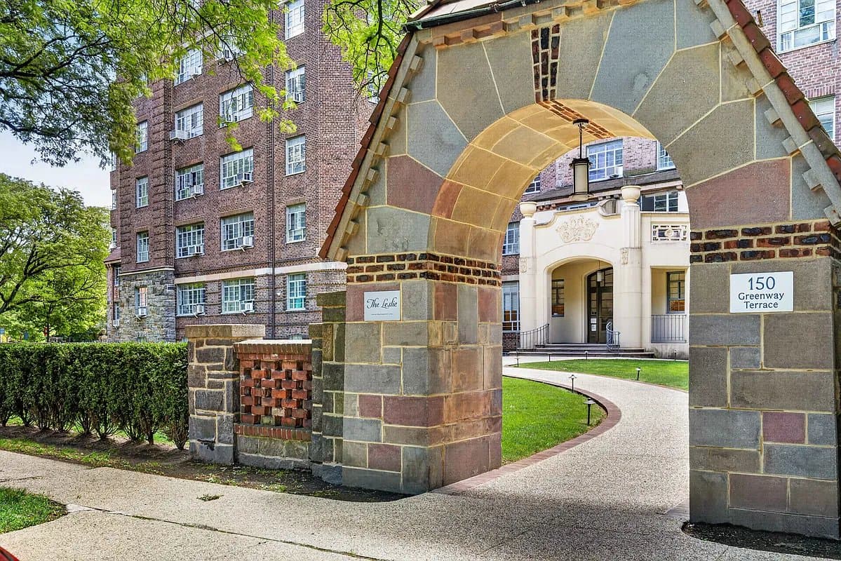 2 bed apartment at 150 Greenway Terrace, Unit 24W, Forest Hills, photo 17 of 19