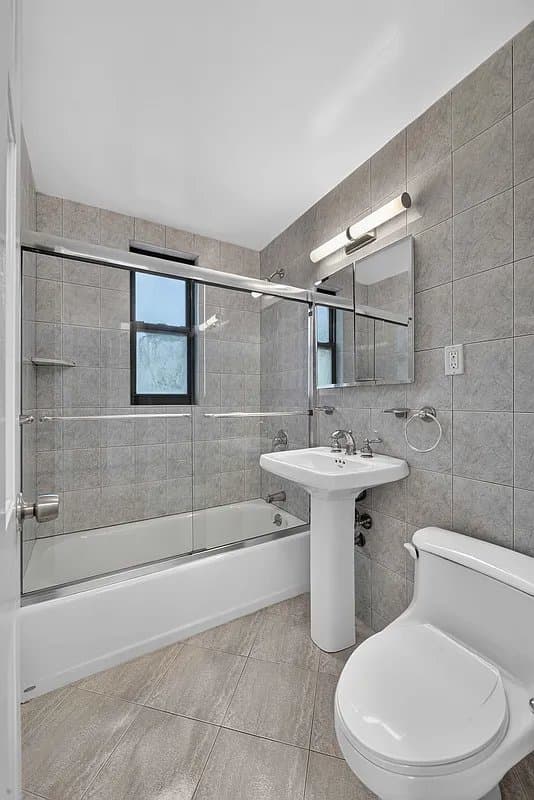 1 bed apartment at 150 E 18th St, Unit 6E, Gramercy Park, photo 5 of 8