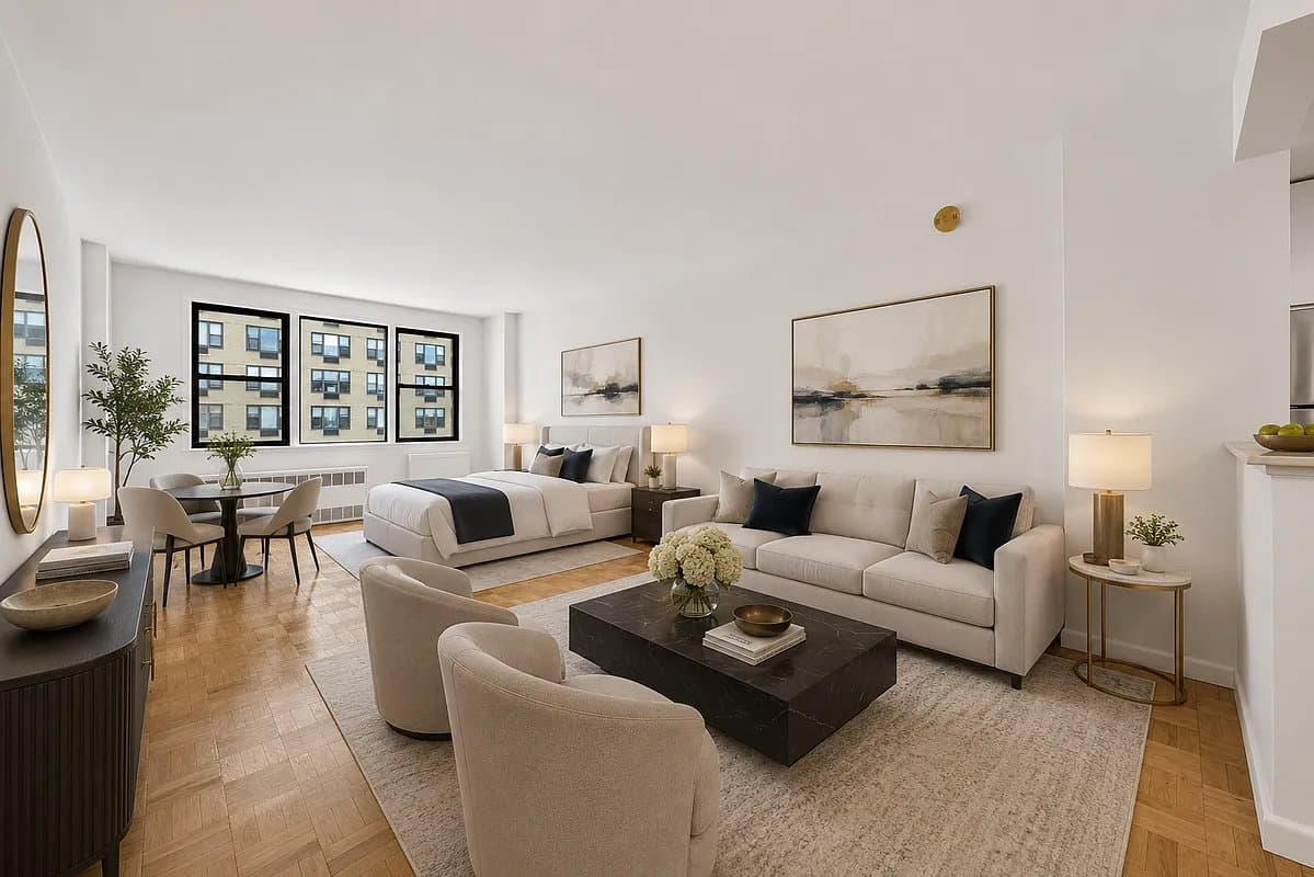 Studio apartment at 150 E 18th St, Unit 14P, Gramercy Park, photo 1 of 5