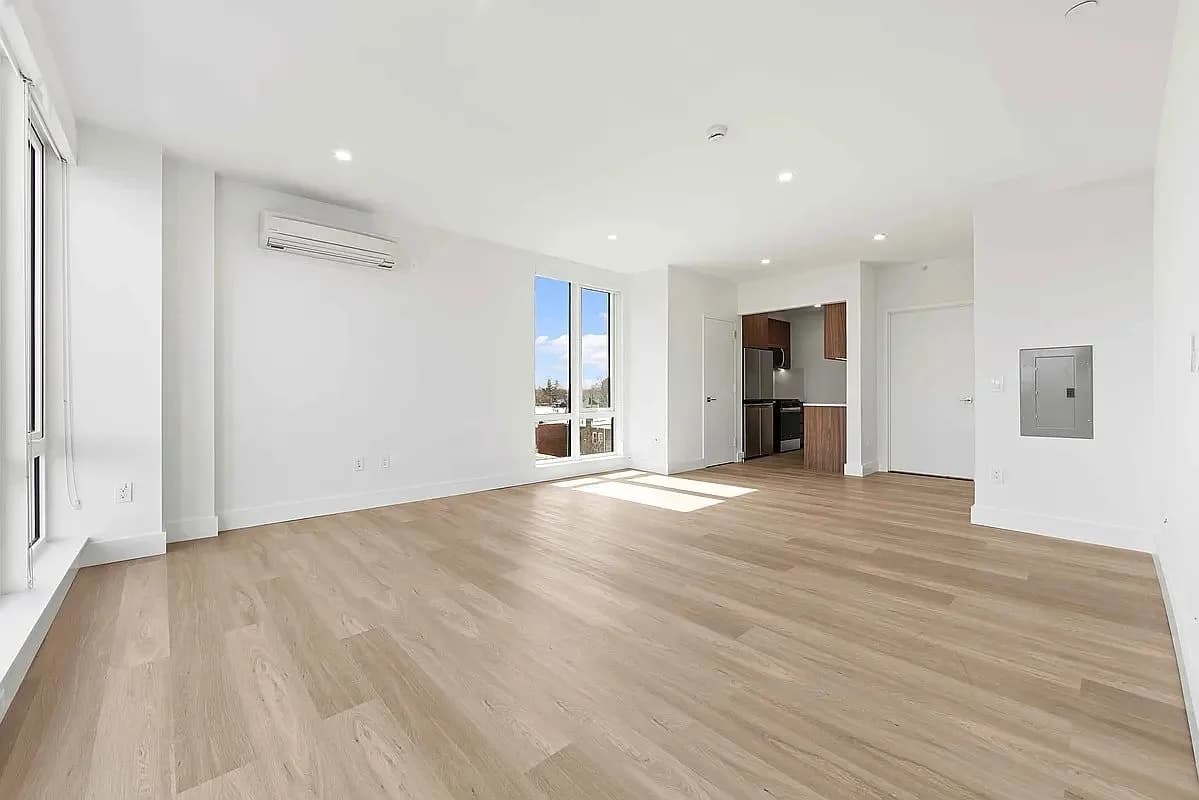 Studio apartment at 45-10 215th Place, Unit 2D, Bayside, photo 8 of 11