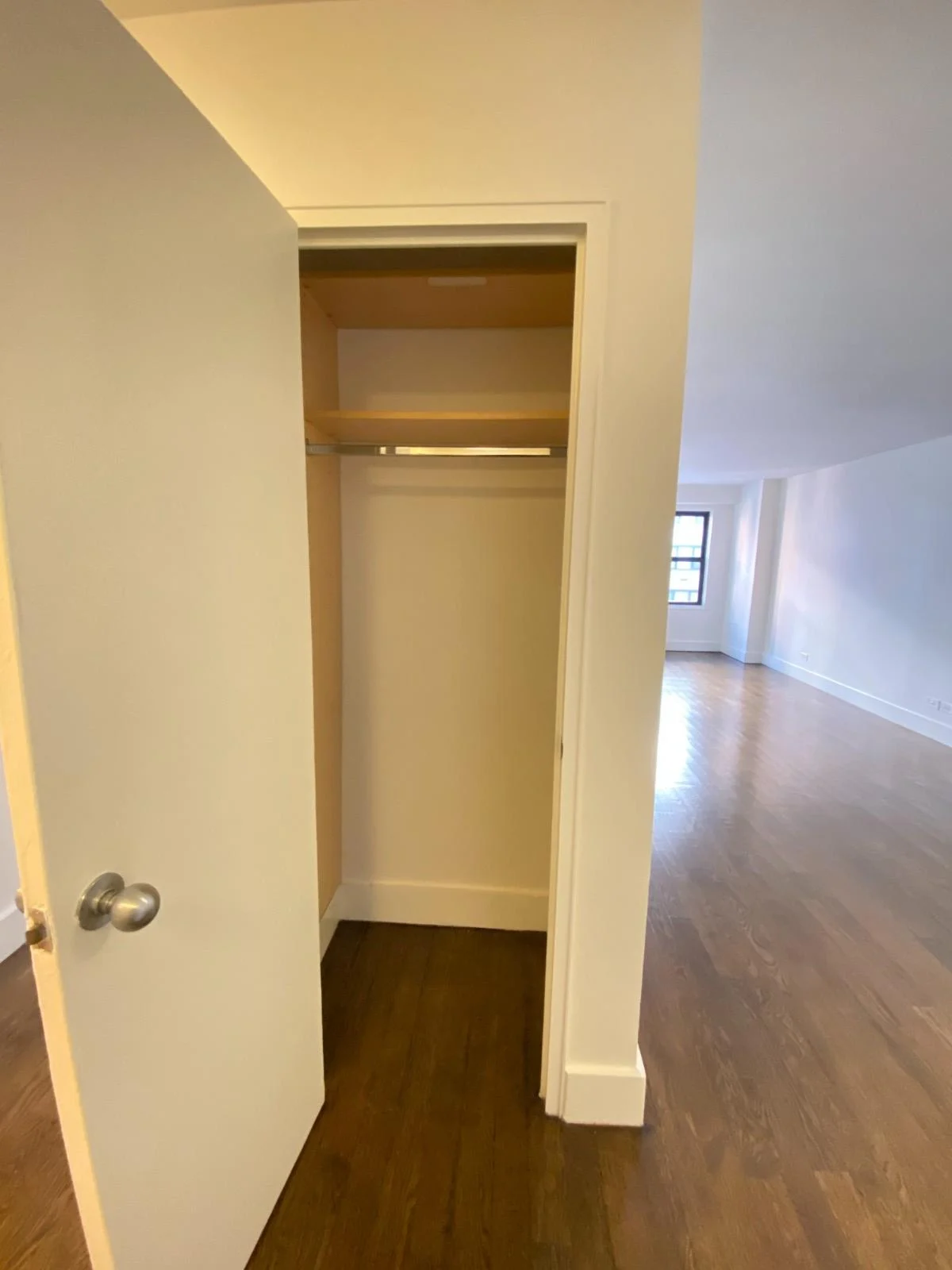 1 bed apartment at 220 E 63rd St, Unit 2K, Upper East Side, photo 4 of 5