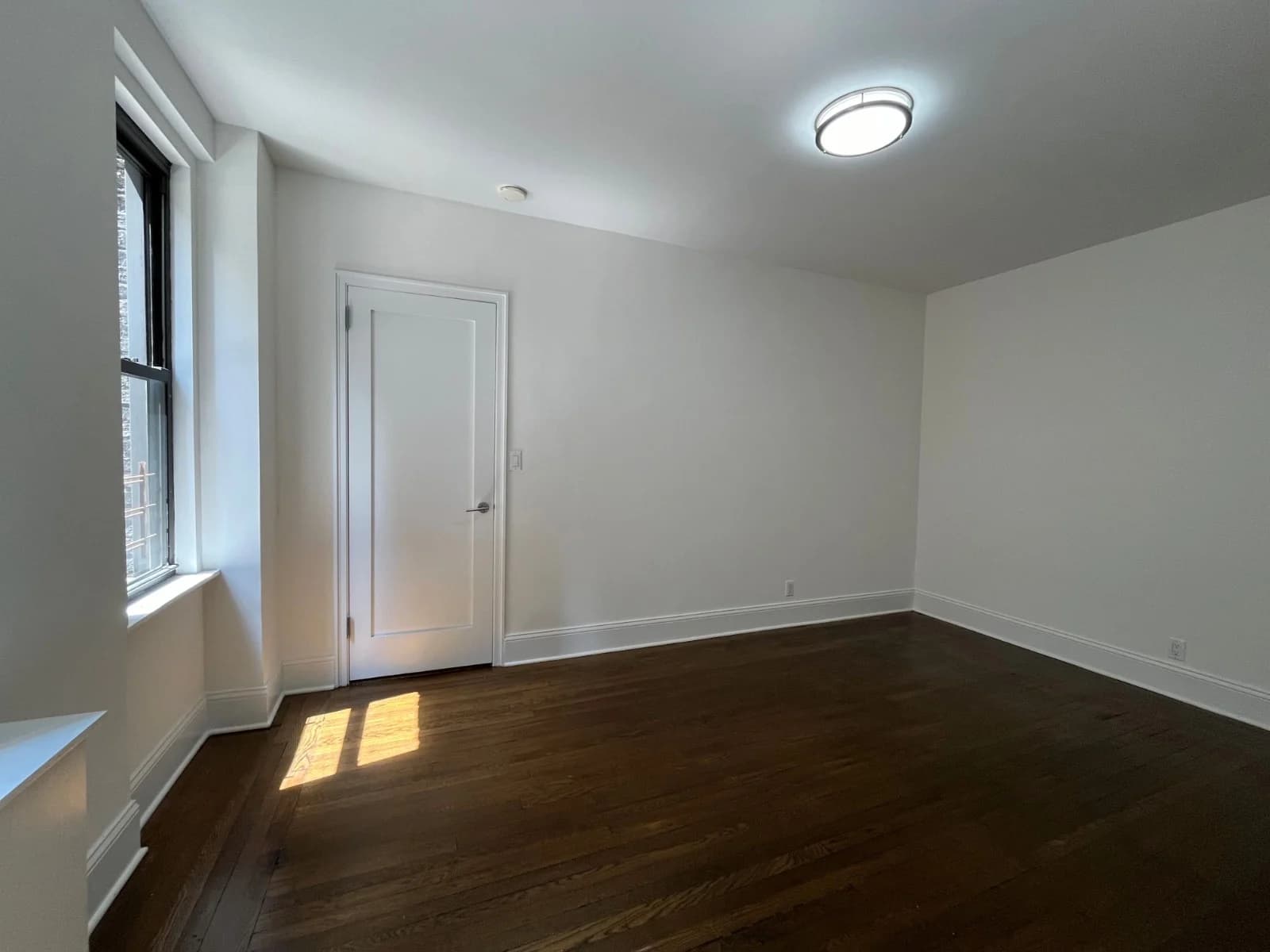 1 bed apartment at 140 E 46th St, Unit 4A, Midtown East, photo 1 of 8
