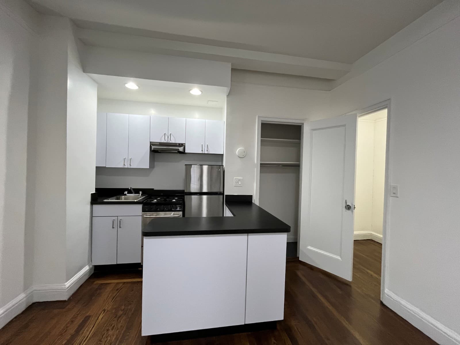Studio apartment at 140 E 46th St, Unit 2S, Midtown East, photo 3 of 6