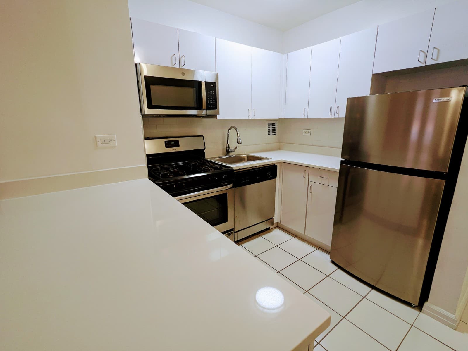 235 W 22nd St, photo 3