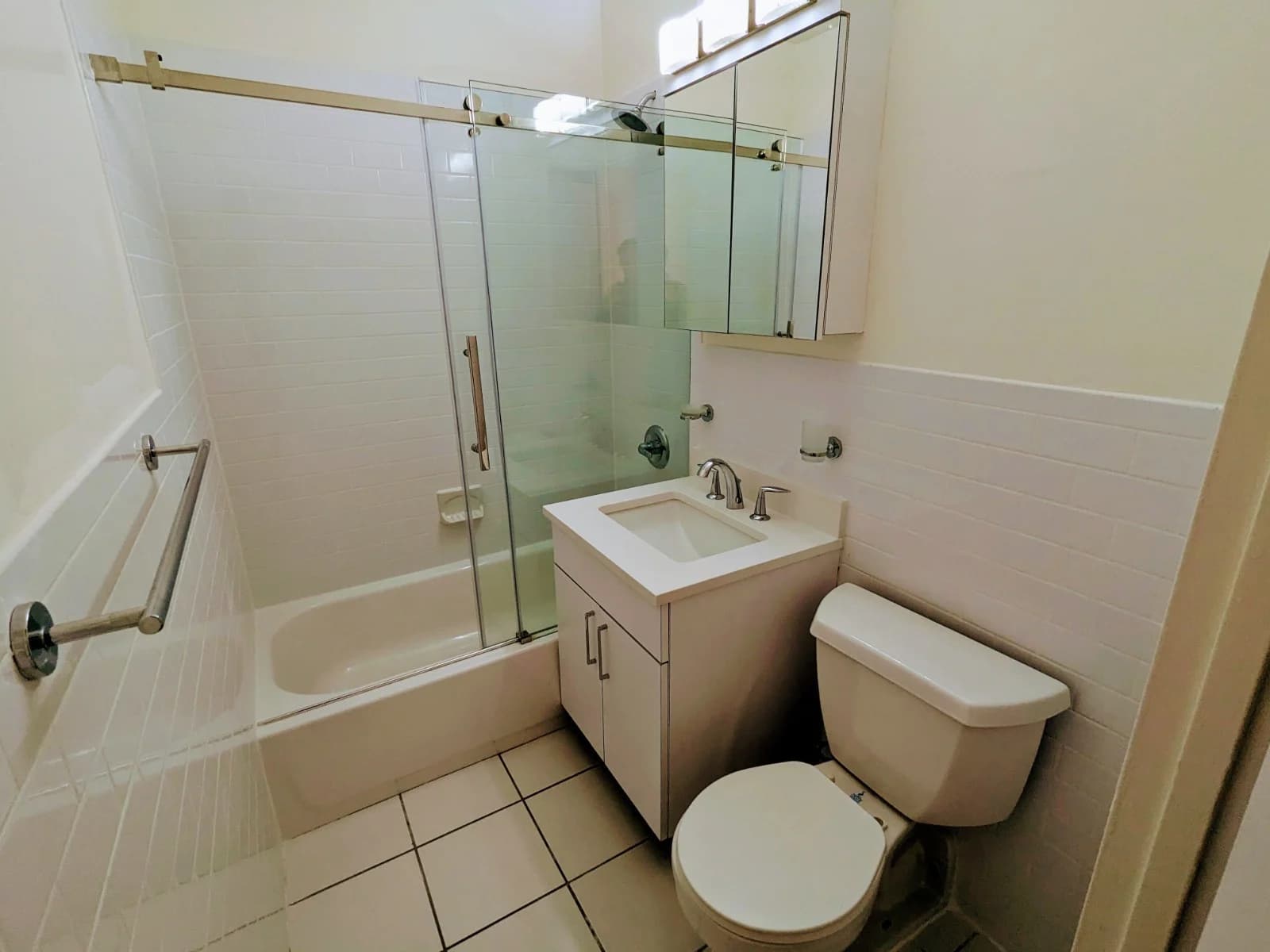 235 W 22nd St, photo 4