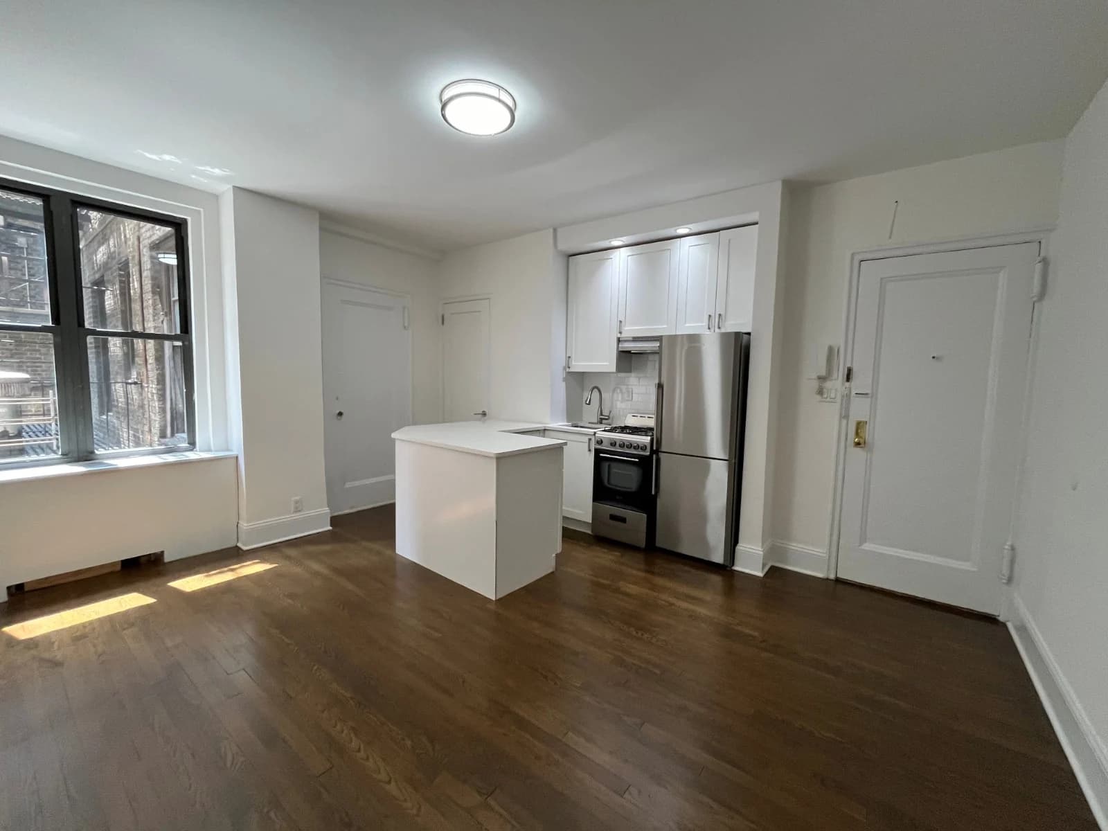1 bed apartment at 140 E 46th St, Unit 11K, Midtown East, photo 4 of 8