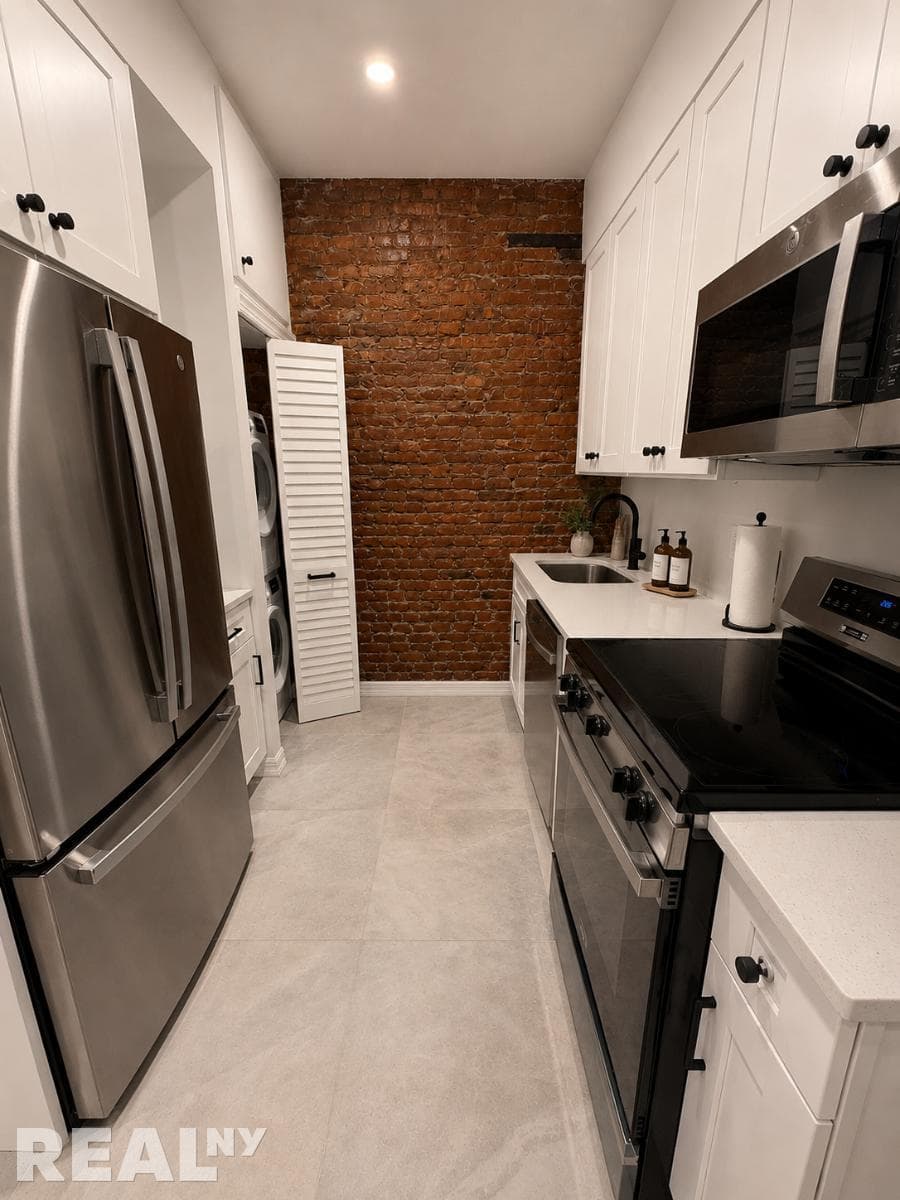 2 bed apartment at 291 Fifth Avenue, Unit 2L, Park Slope, photo 7 of 9