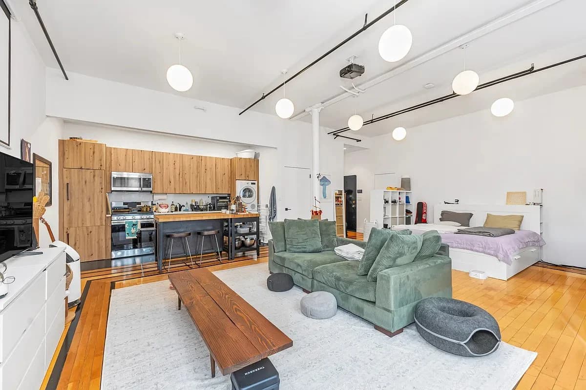 1 bed apartment at 308 Graham Avenue, Unit 2, Williamsburg, photo 2 of 8
