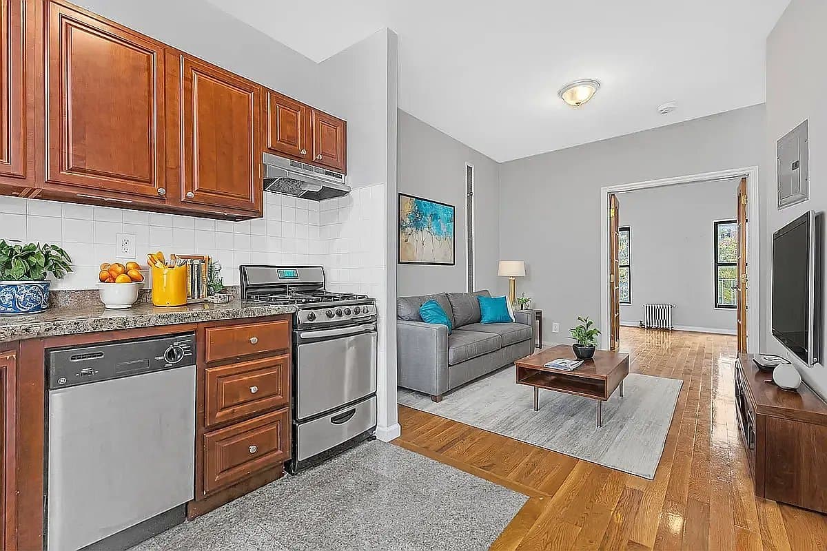 568 Baltic Street, photo 3