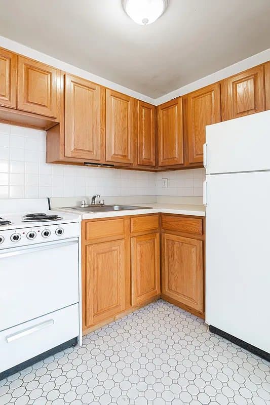 1220 Lexington Ave, photo 3