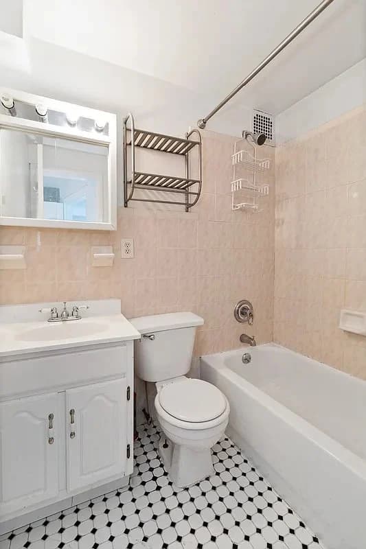 1220 Lexington Ave, photo 4