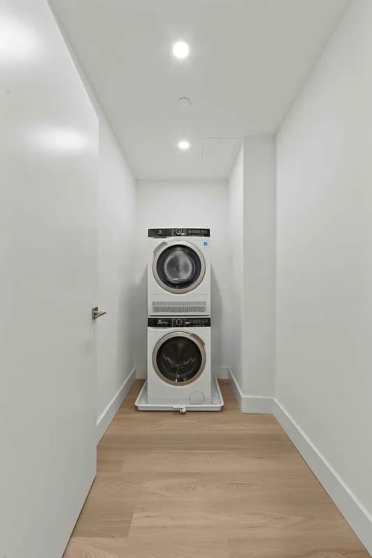 Studio apartment at 45-10 215th Place, Unit 3E, Bayside, photo 4 of 5