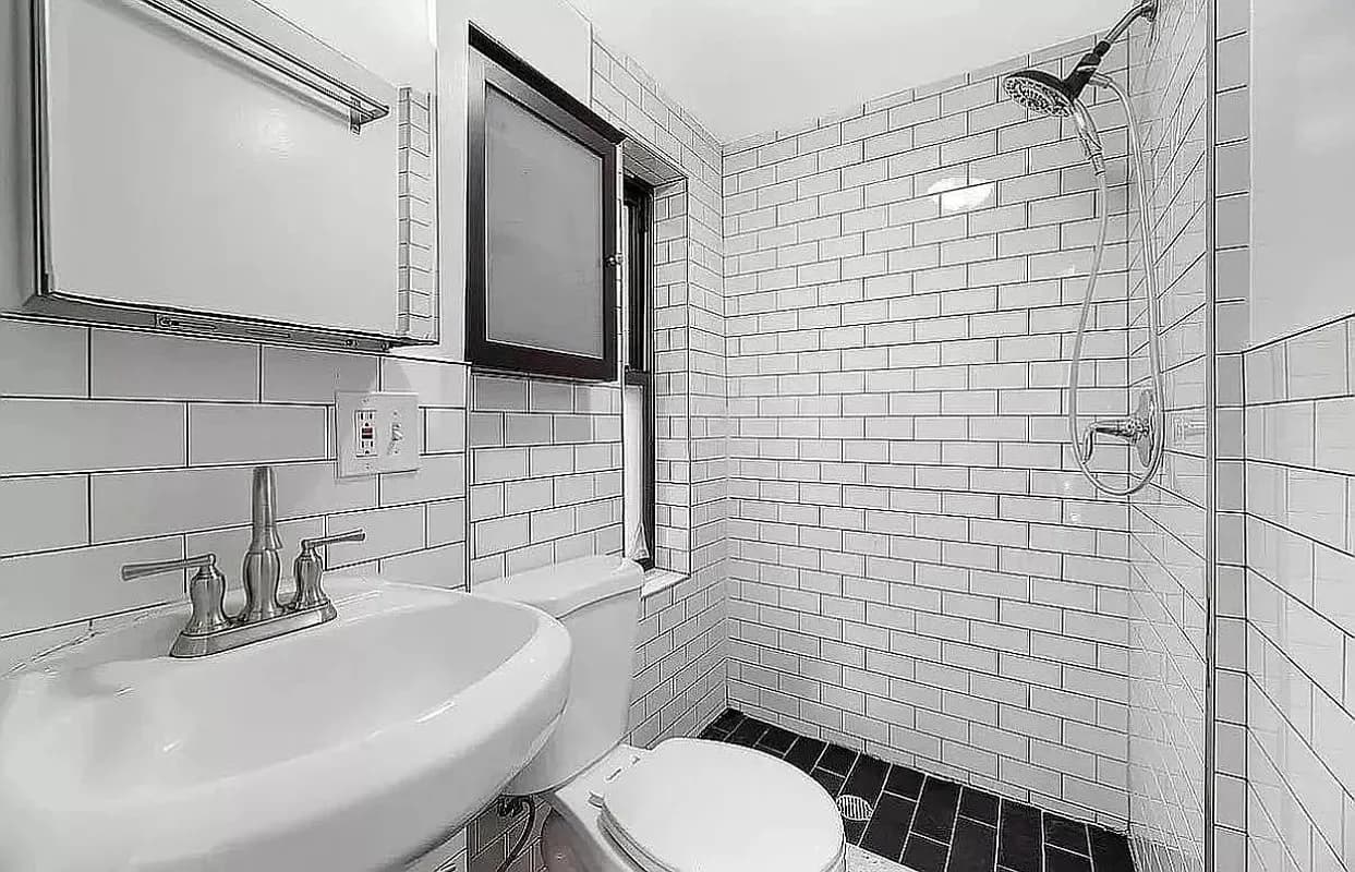 2 bed apartment at 207 Madison Street, Unit 2, Chinatown, photo 5 of 8