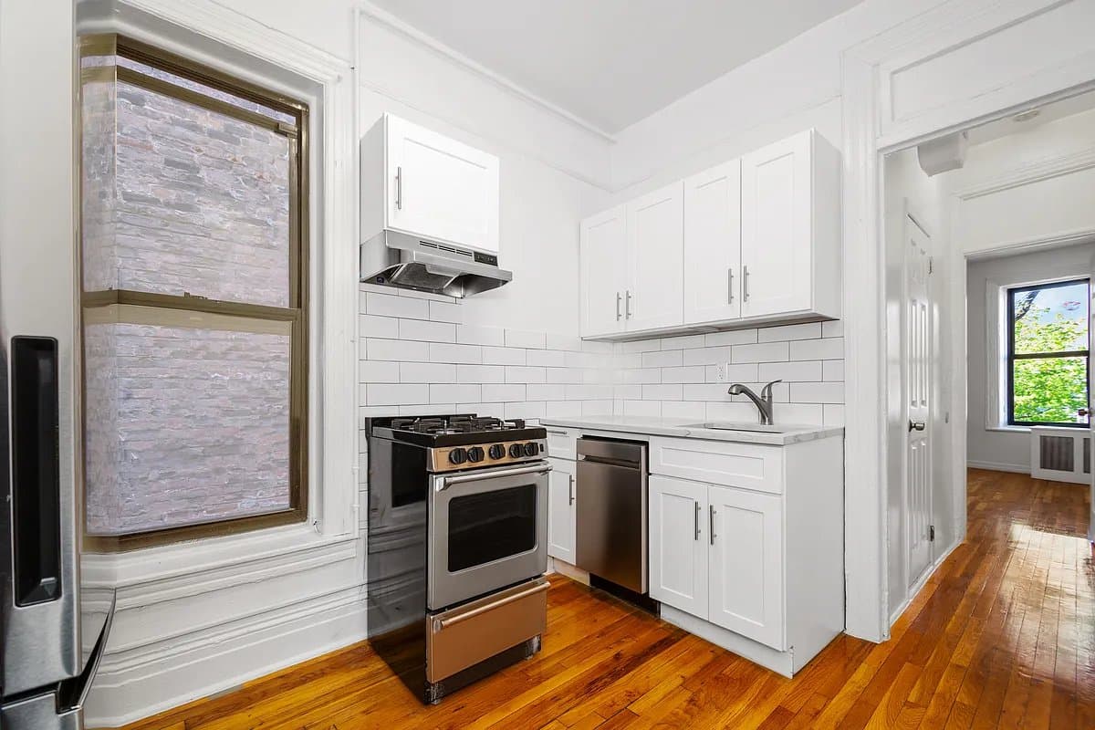 551 Hudson Street, photo 5