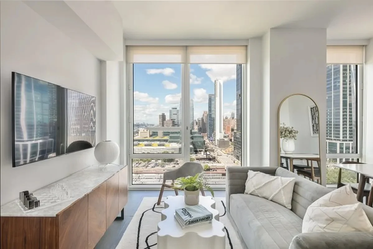 1 bed apartment at 606 West 30th Street, Unit 21G, Hudson Yards, photo 2 of 23