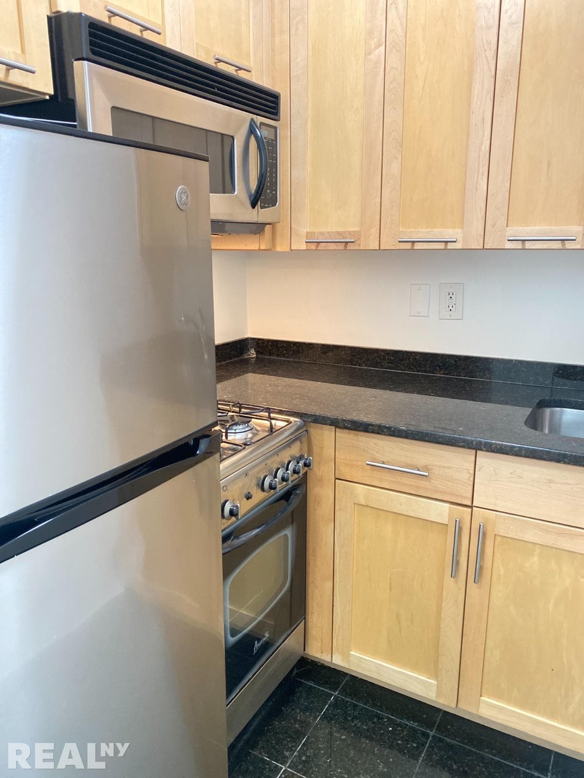 236 E 36th St, photo 2