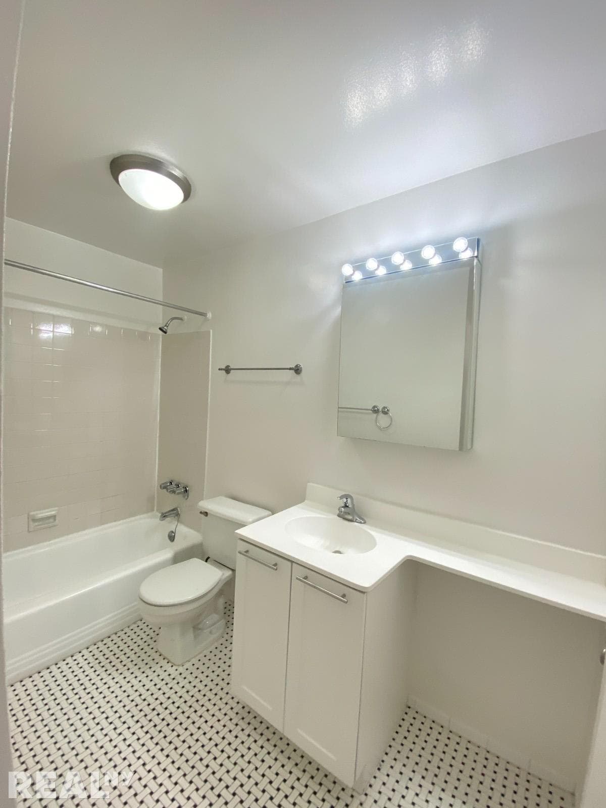 236 E 36th St, photo 4
