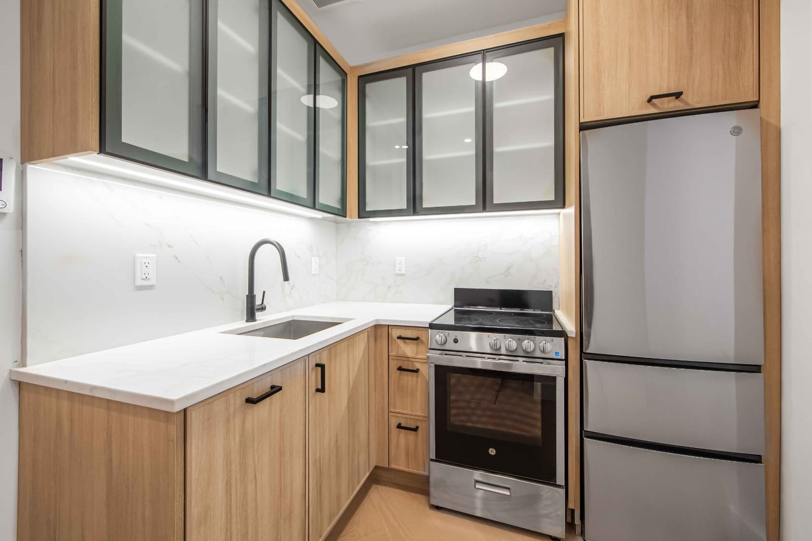 1 bed apartment at 321 East 17th Street, Unit 4B, Gramercy Park, photo 3 of 11