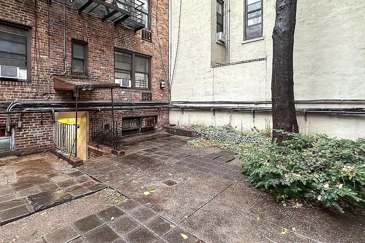 Studio apartment at 32 Cornelia Street, Unit 42, West Village, photo 6 of 8