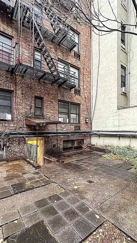 Studio apartment at 32 Cornelia Street, Unit 42, West Village, photo 7 of 8