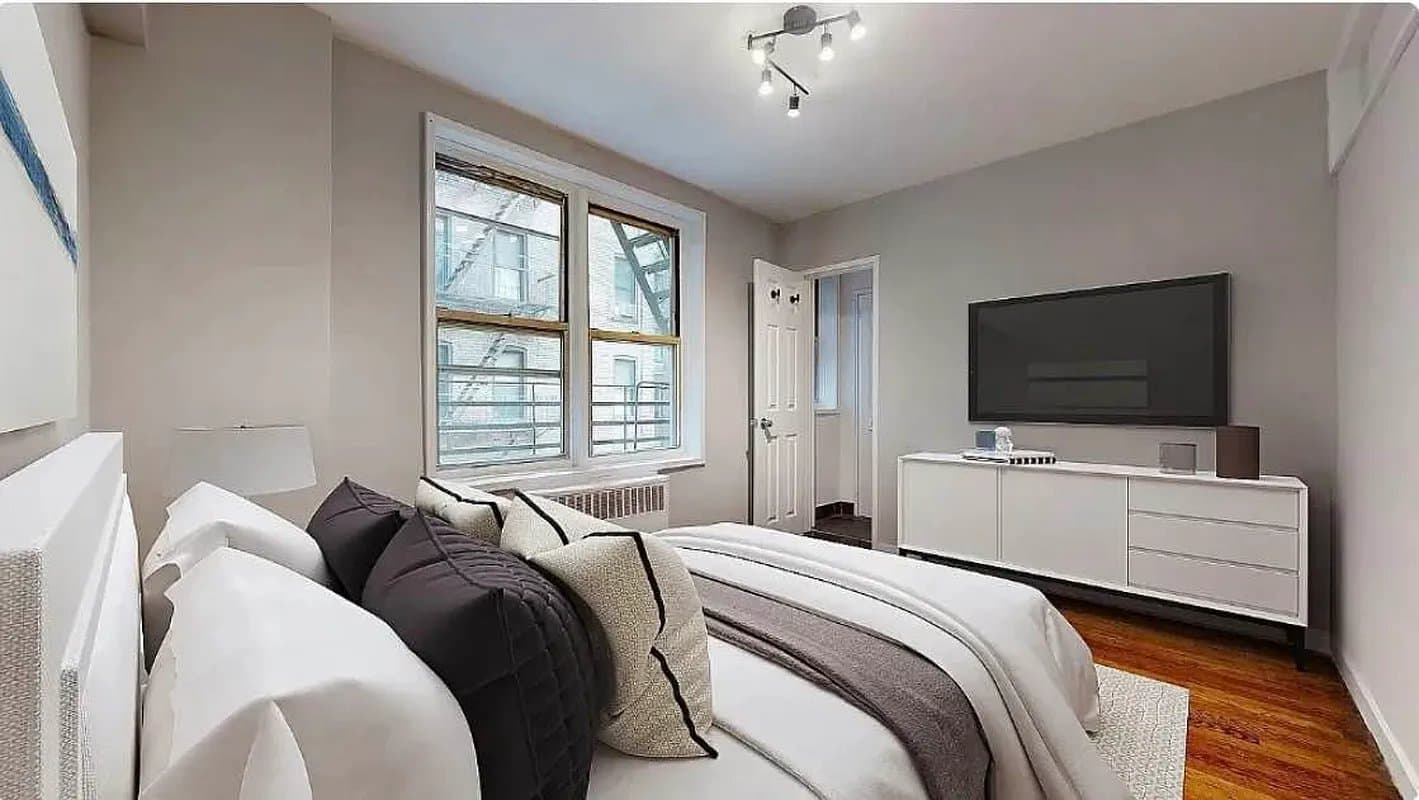 930 Second Avenue, photo 3