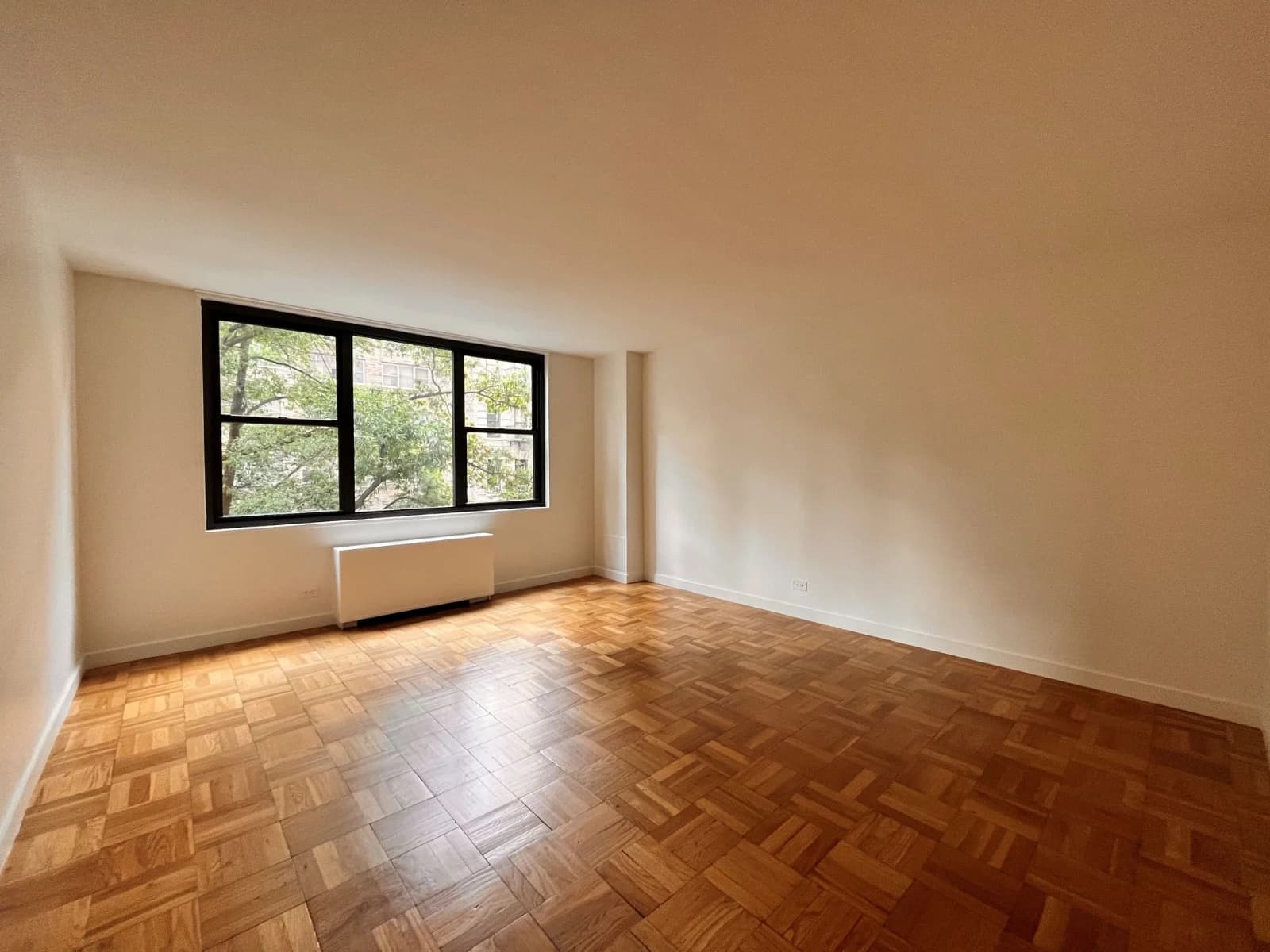Studio apartment at 333 E 49th St, Unit 9G, Midtown East, photo 2 of 6