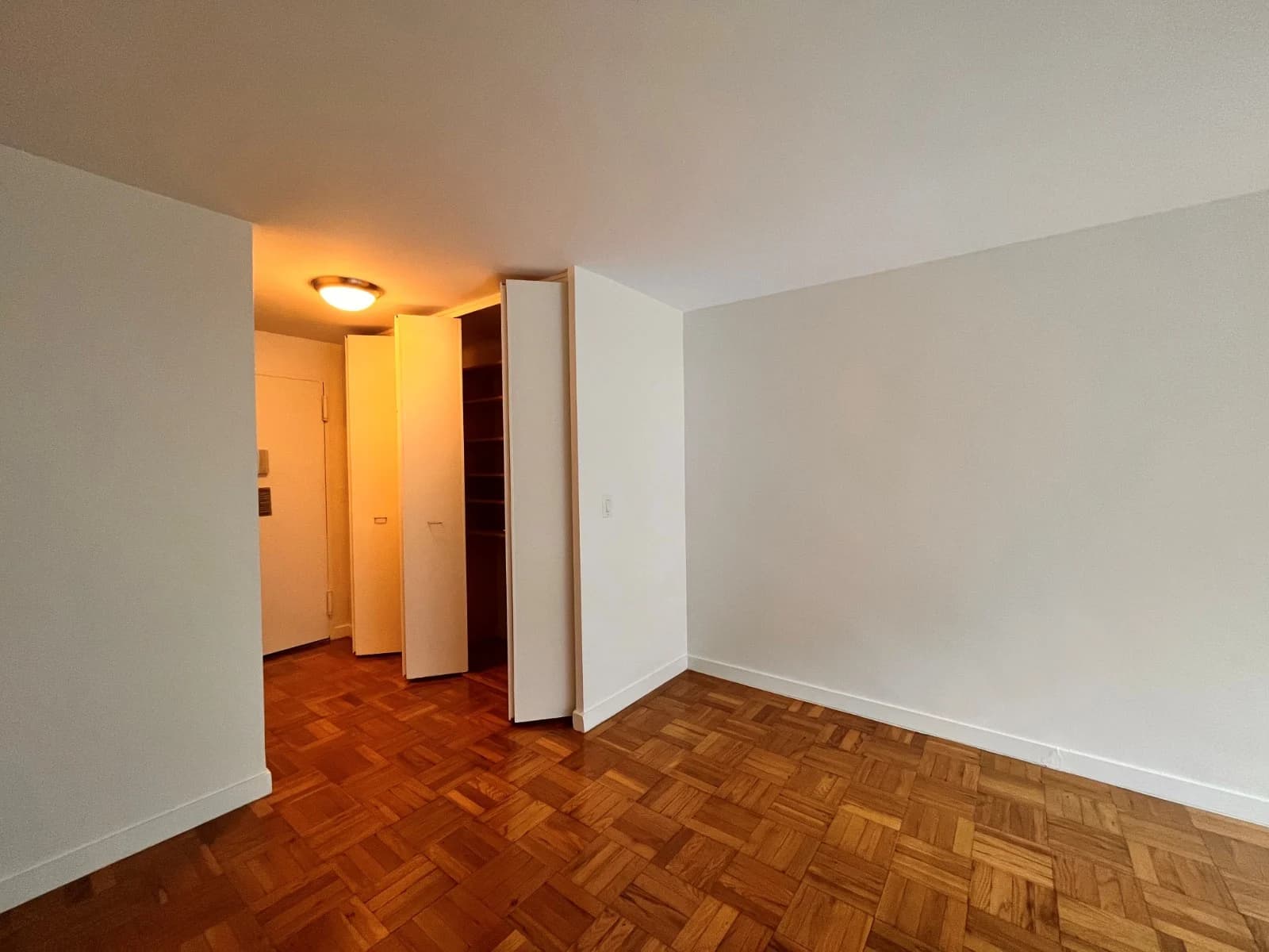 Studio apartment at 333 E 49th St, Unit 9G, Midtown East, photo 4 of 6