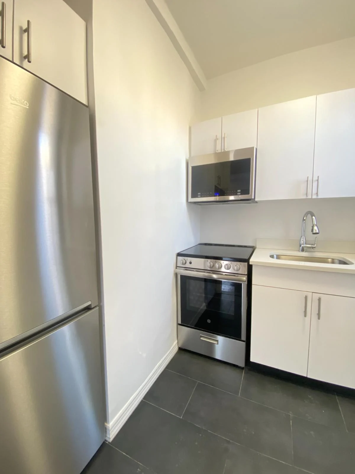 Studio apartment at 160 W 73rd St, Unit 1C, Upper West Side, photo 2 of 4