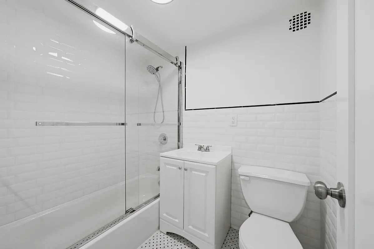 1 bed apartment at 300 East 96th Street, Unit 3A, Upper East Side, photo 7 of 8