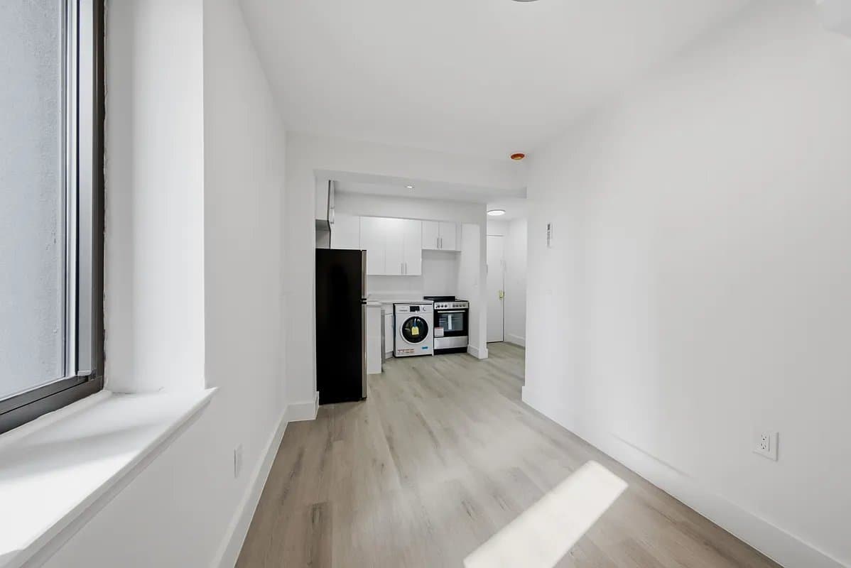 300 East 96th Street, photo 3