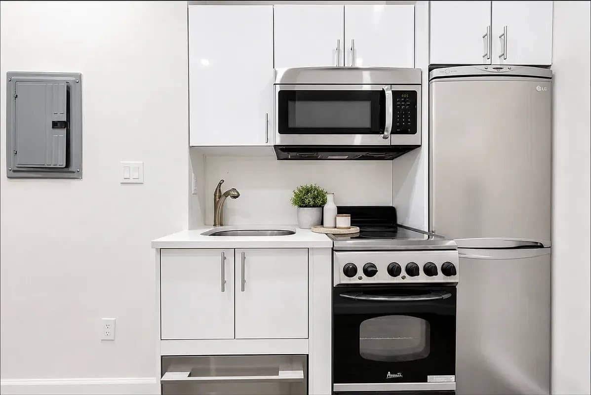 1 bed apartment at 250 Broome Street, Unit 2, Lower East Side, photo 3 of 4
