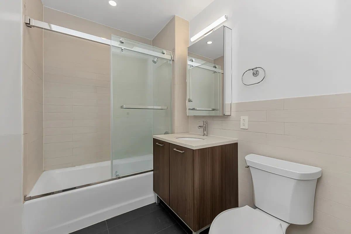 1 bed apartment at 11-15 Broadway, Unit 4C, Long Island City, photo 6 of 7