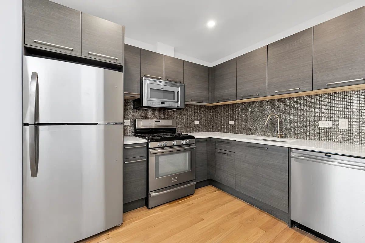 1 bed apartment at 11-15 Broadway, Unit 4C, Long Island City, photo 3 of 7