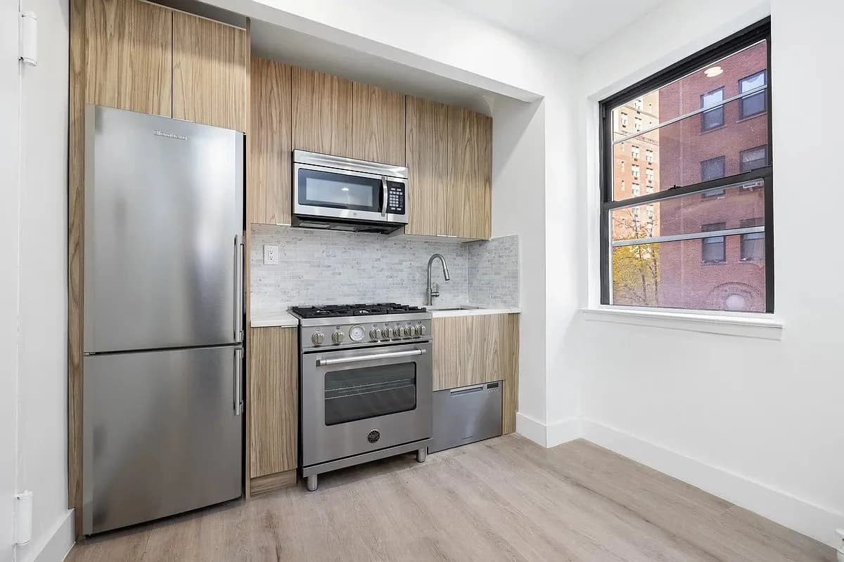 138 East 38th Street, photo 2