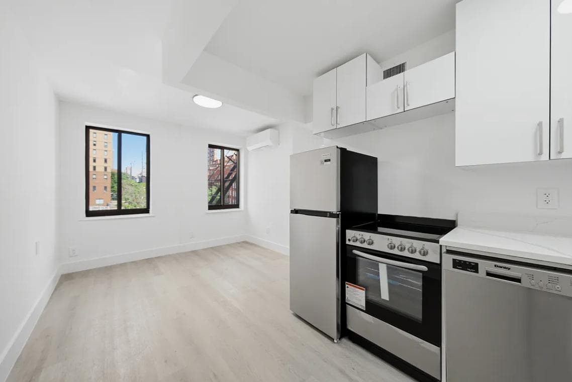 2 bed apartment at 300 East 96th Street, Unit 3E, Upper East Side, photo 1 of 8