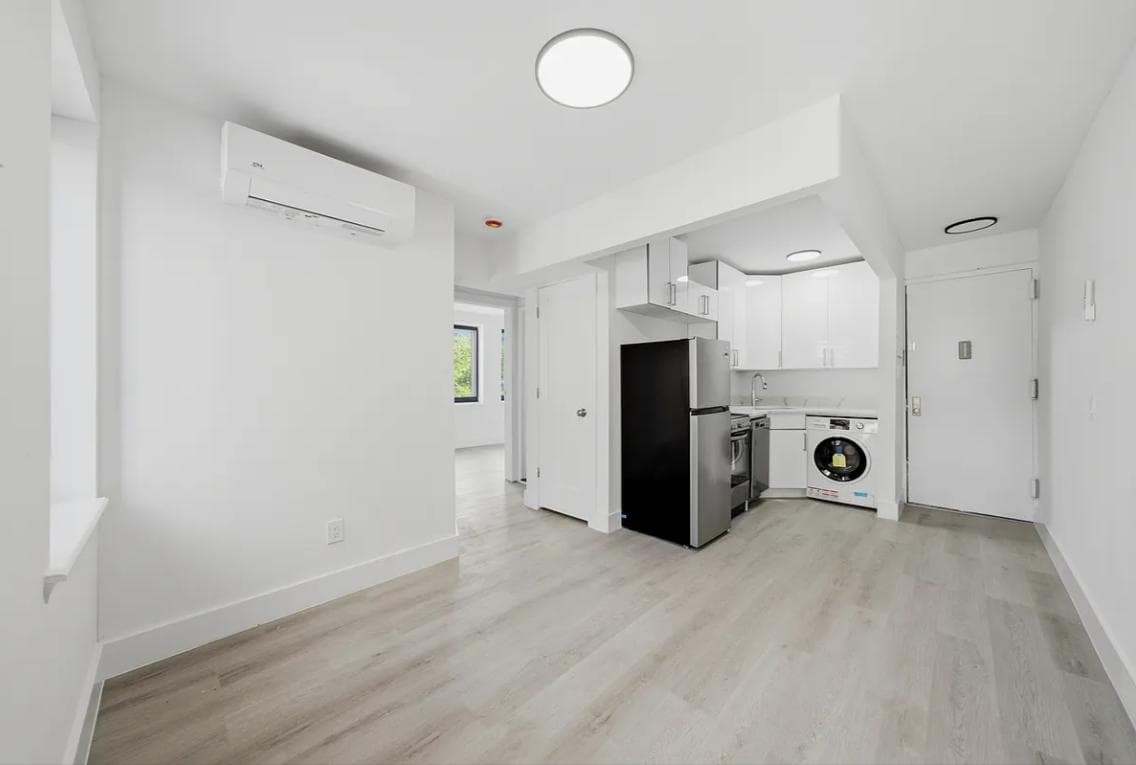 2 bed apartment at 300 East 96th Street, Unit 3E, Upper East Side, photo 2 of 8