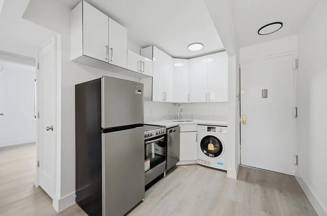 2 bed apartment at 300 East 96th Street, Unit 3E, Upper East Side, photo 3 of 8
