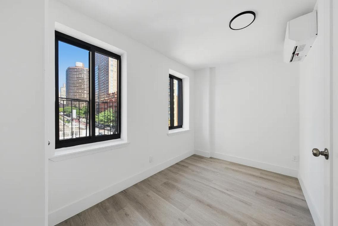 2 bed apartment at 300 East 96th Street, Unit 3E, Upper East Side, photo 4 of 8