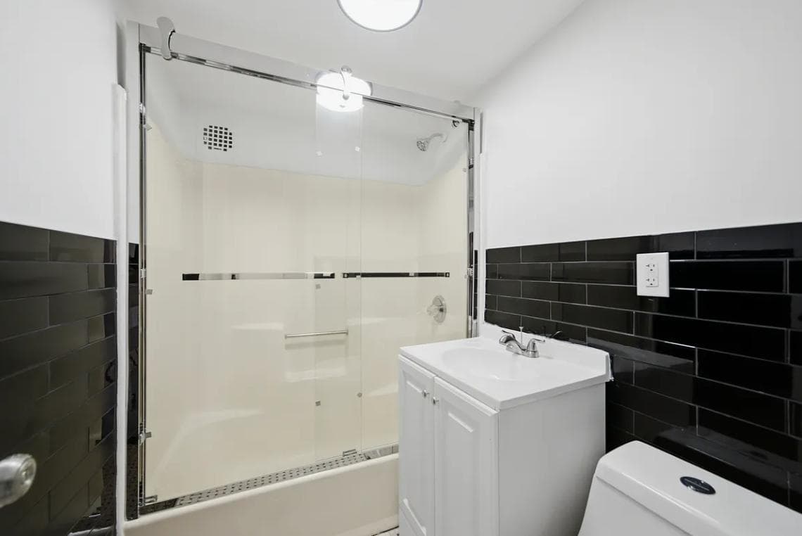 2 bed apartment at 300 East 96th Street, Unit 3E, Upper East Side, photo 6 of 8