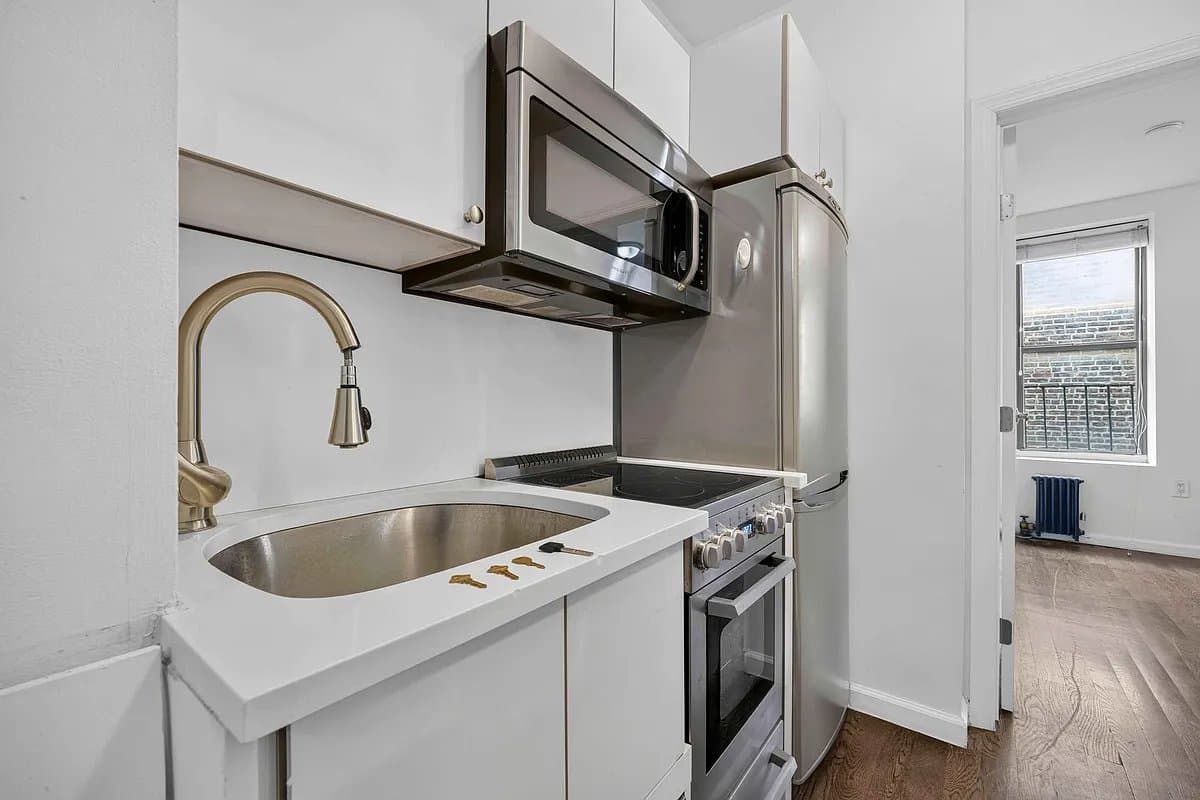 1 bed apartment at 250 Broome Street, Unit 15, Lower East Side, photo 4 of 5