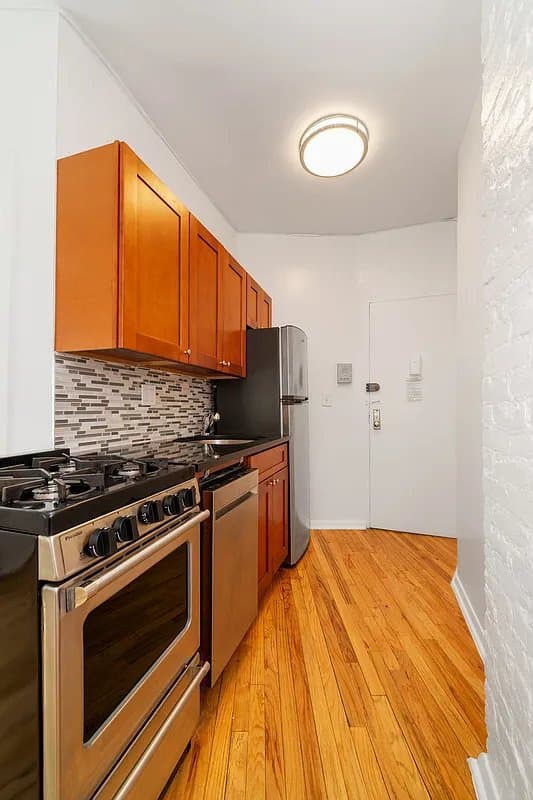 2 bed apartment at 117 Perry Street, Unit 4, West Village, photo 4 of 4