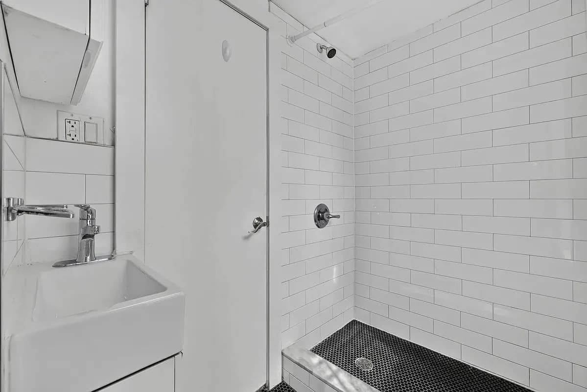 2 bed apartment at 406 West 39th Street, Unit 5C, Hell's Kitchen, photo 7 of 8