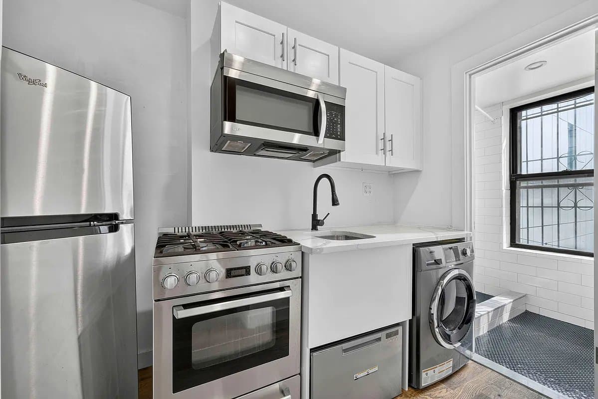 2 bed apartment at 406 West 39th Street, Unit 5C, Hell's Kitchen, photo 3 of 8