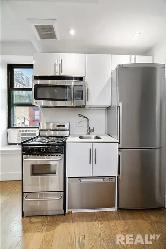 2 bed apartment at 81 Orchard Street, Unit 4, Lower East Side, photo 6 of 7